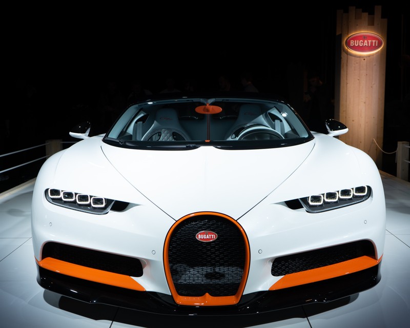 Крупный план белого автомобиля bugatti, выставленного на шоу (bugatti chiron sport, гиперкары, 5k, машины, обои 4k)