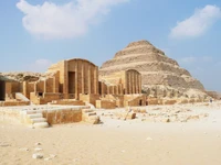 Ruines anciennes près de la Grande Pyramide de Gizeh : un site archéologique historique