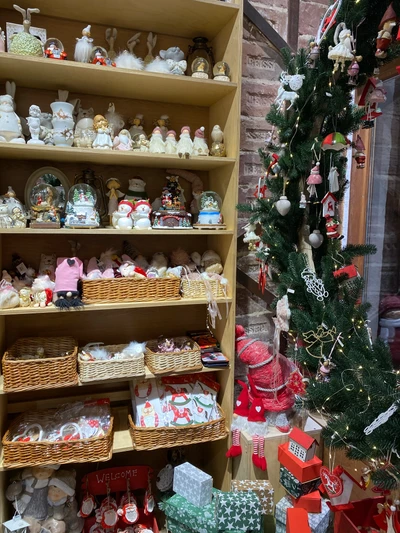 Étagère de Noël festive avec des ornements et des décorations