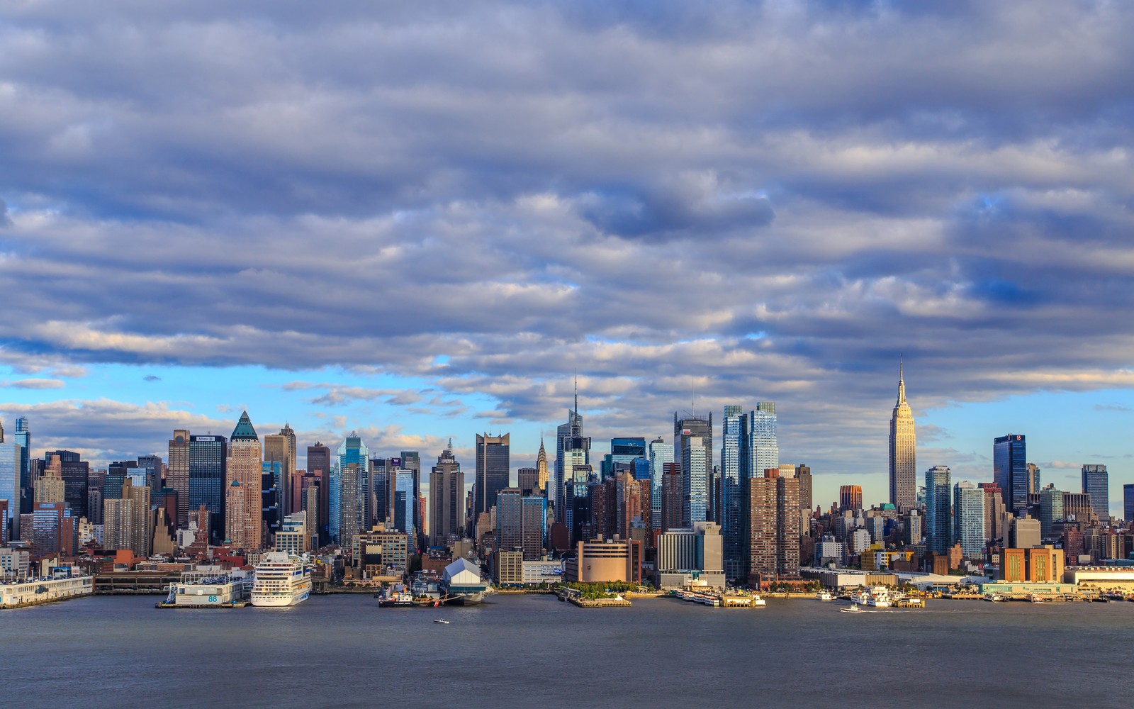 Vista perfecta del horizonte de la ciudad con muchos edificios altos (central park, parque, rascacielos, cima de la roca, edificio)