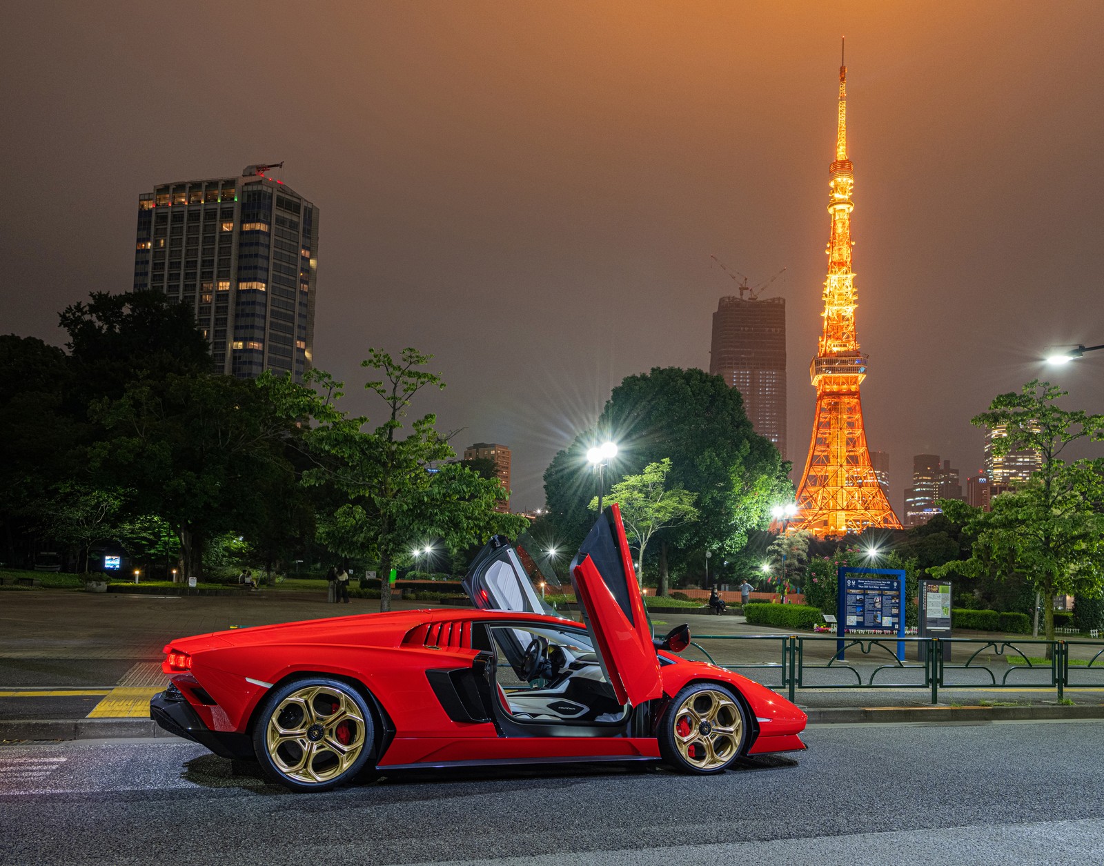 Скачать обои ламборгини конташ lpi 800 4, lamborghini countach lpi 800 4, токийская башня, tokyo tower, япония