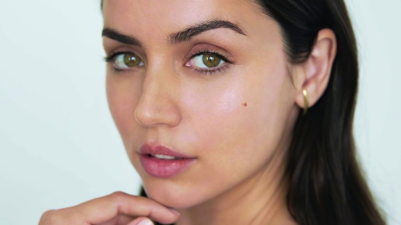 Крупный план женщины с кольцом на пальце (ana de armas, кубинец, актриса, знаменитость, женщины)