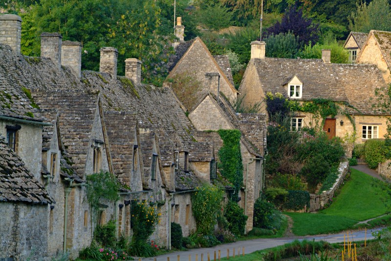 Каменные дома в деревне с извивающейся дорожкой. (лондон, london, бибури, bibury, деревня)