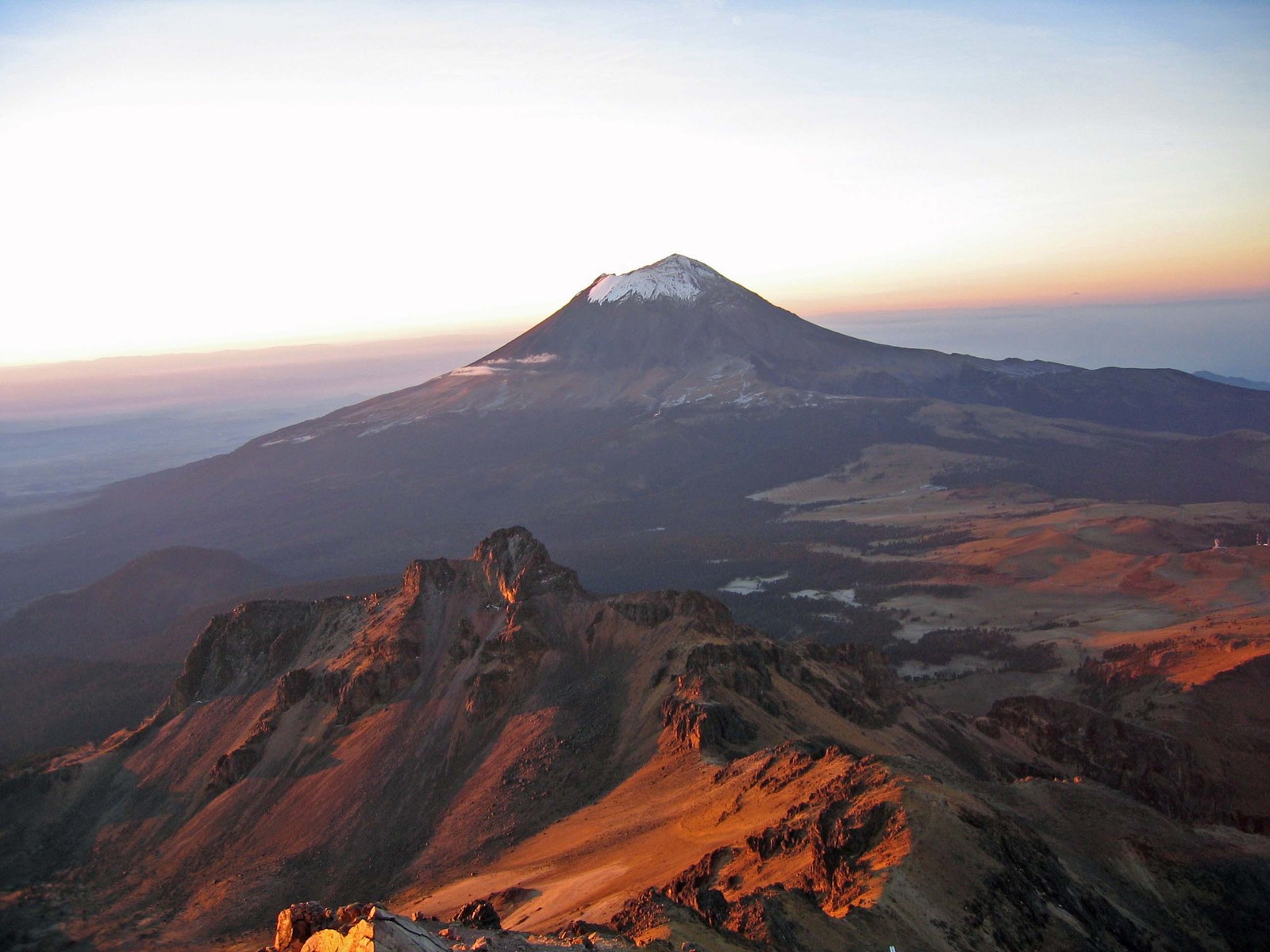 Montagne décorée avec un sommet enneigé au loin (crête, volcan, décor montagnard, montagne, stratovolcan)