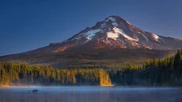 Réflexion tranquille du mont Hood au lever du soleil sur un lac serein