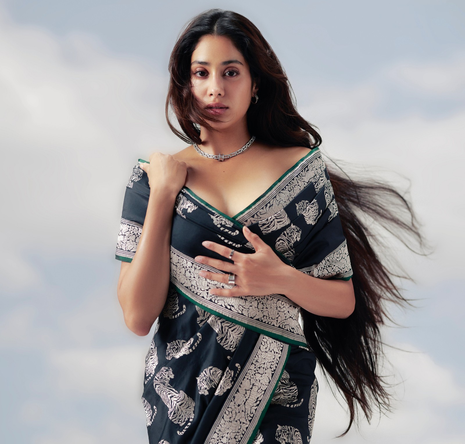 Une femme arabe en sari pose pour une photo (janhvi kapoor, magazine elle, sari, saree, actrice indienne)