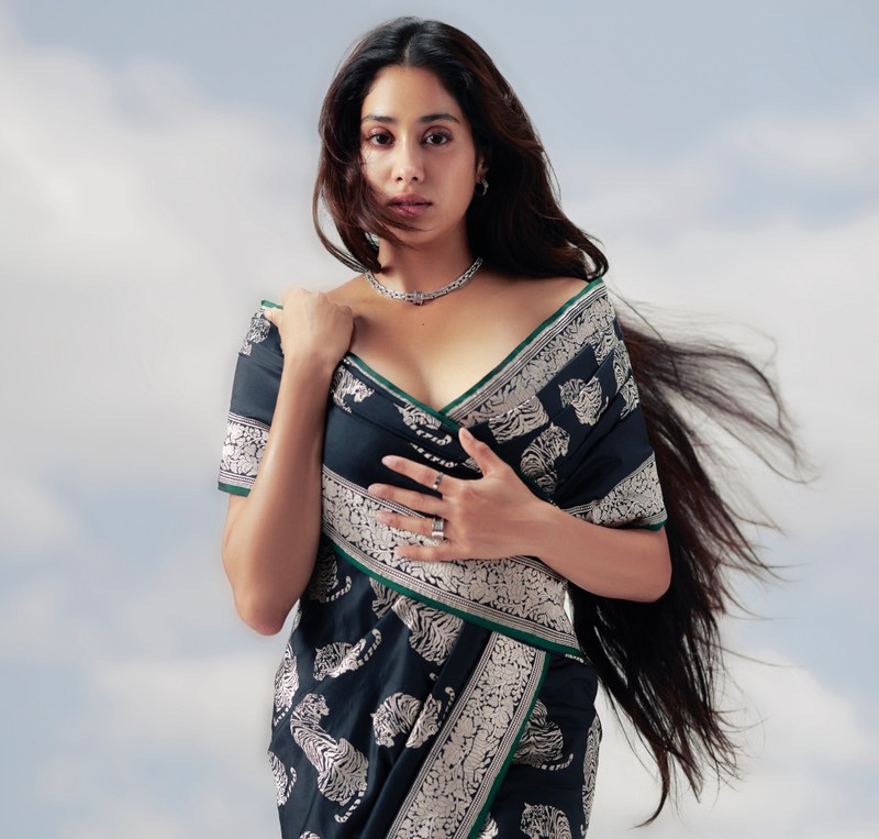 Арабская женщина в сари позирует для фотографии (джханви капур, janhvi kapoor, журнал elle, сари, saree)