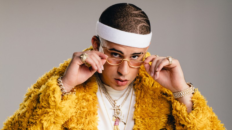 Крупный план человека в желтой куртке и очках (плохой кролик, bad bunny, 5k, пуэрториканский рэппер, музыка)