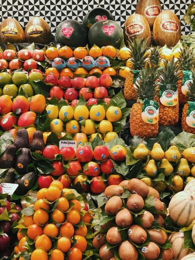 Lebendige Ausstellung frischer, bunter Produkte mit einer Vielzahl von Früchten und Gemüse, die lokale und natürliche Lebensmittel präsentiert.