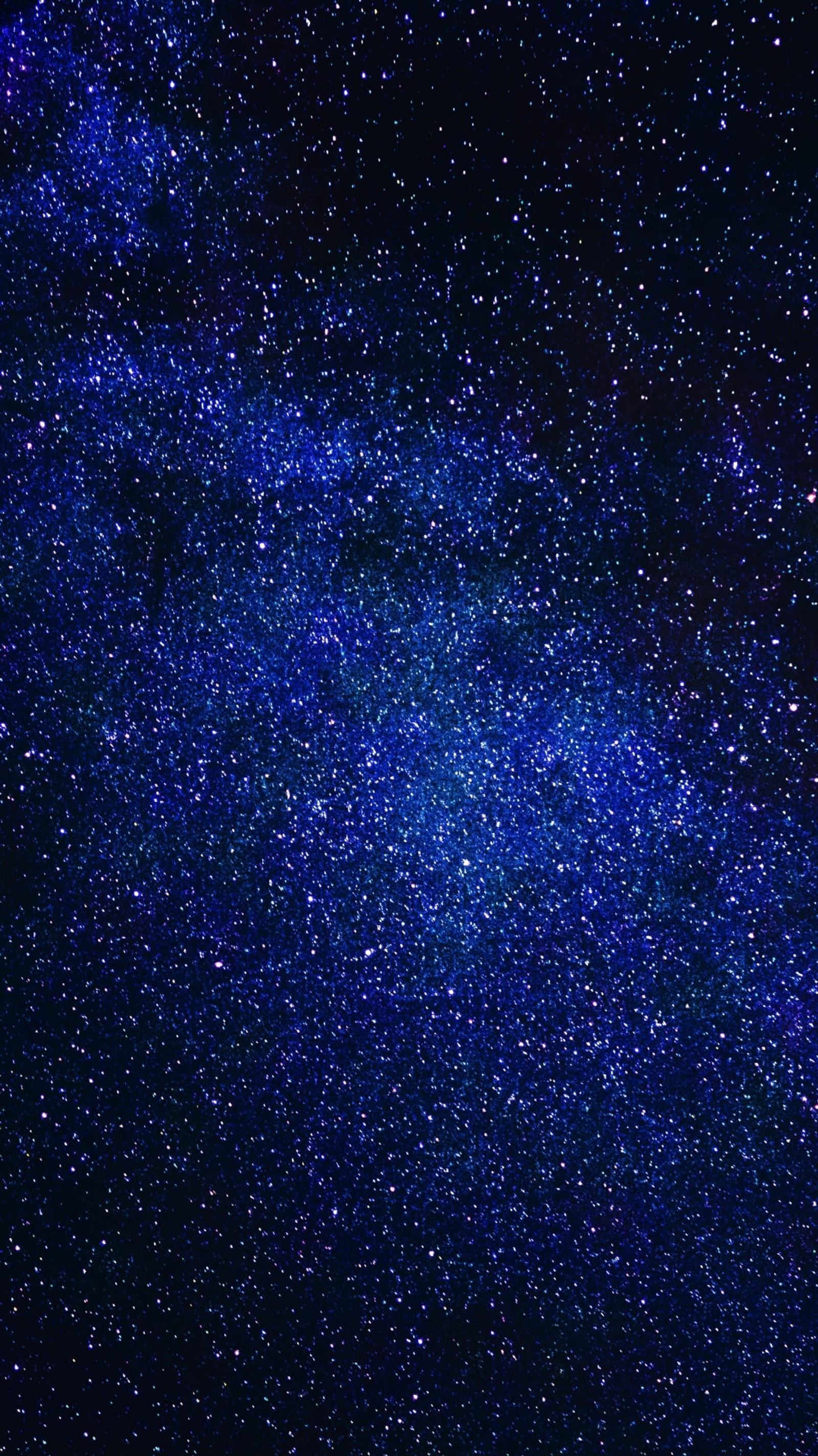 Close-up de um céu noturno com muitas estrelas (atmosfera, azul, roxo, violeta, azul cobalto)