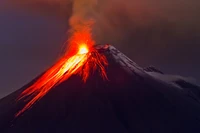 Estratovulcão em erupção com lava fluindo e nuvens de cinzas.