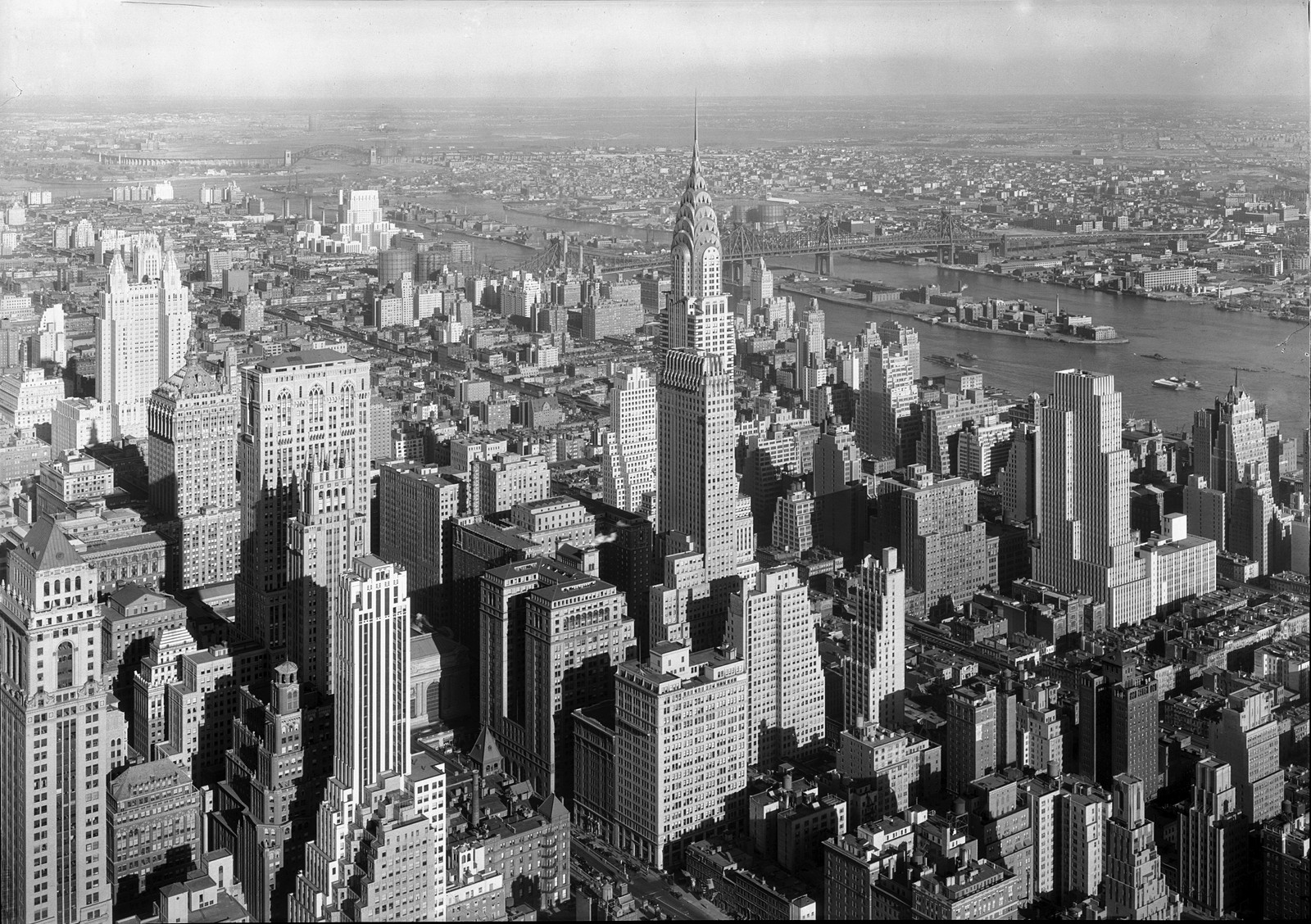 Вид на город с рекой и мостом (здание крайслер, chrysler building, здание эмпайр стейт, empire state building, городской пейзаж)