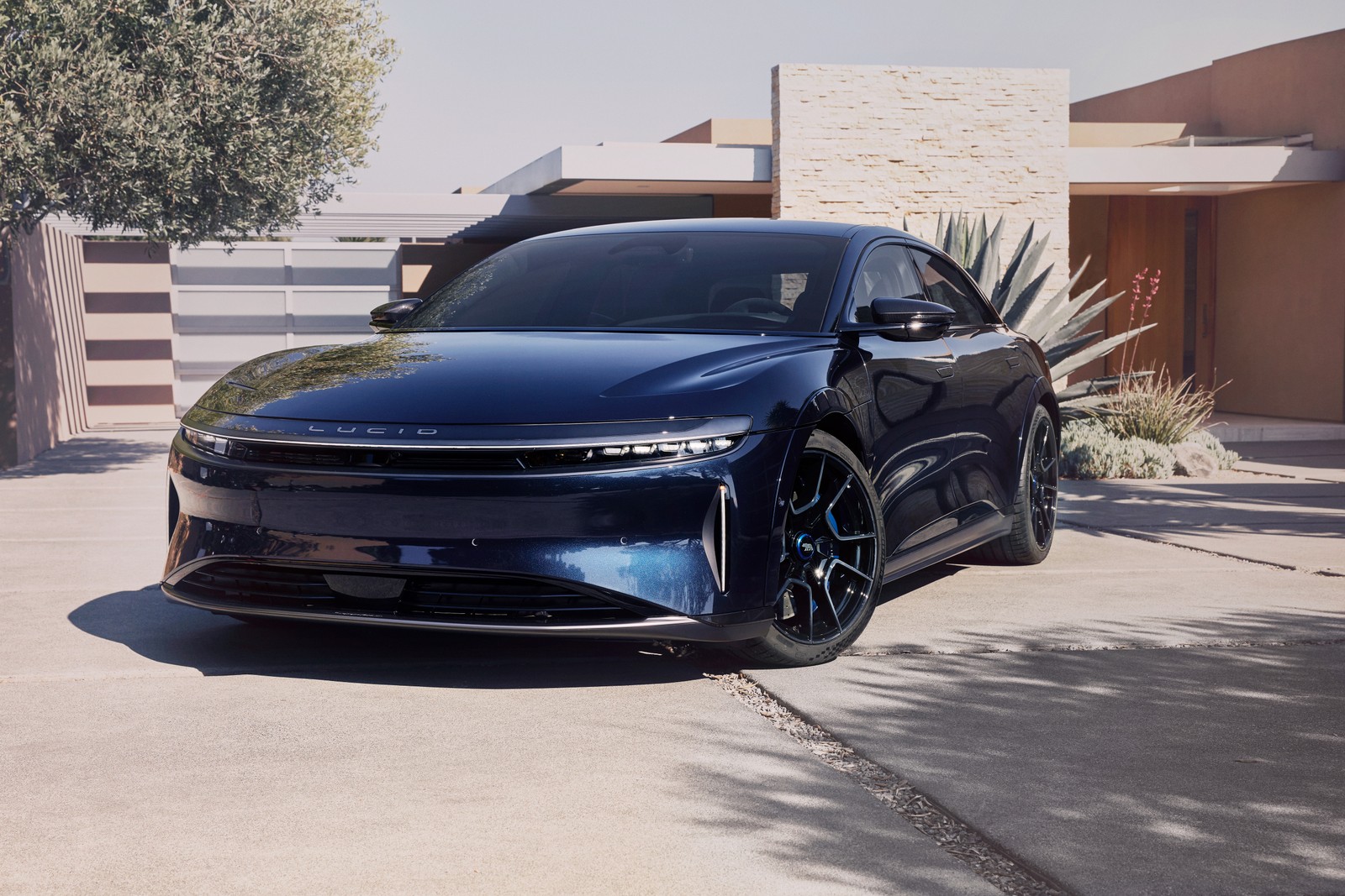 Синий автомобиль припаркован перед домом с деревом (lucid air sapphire, 5k, люксовые электромобили, 2023, машины)