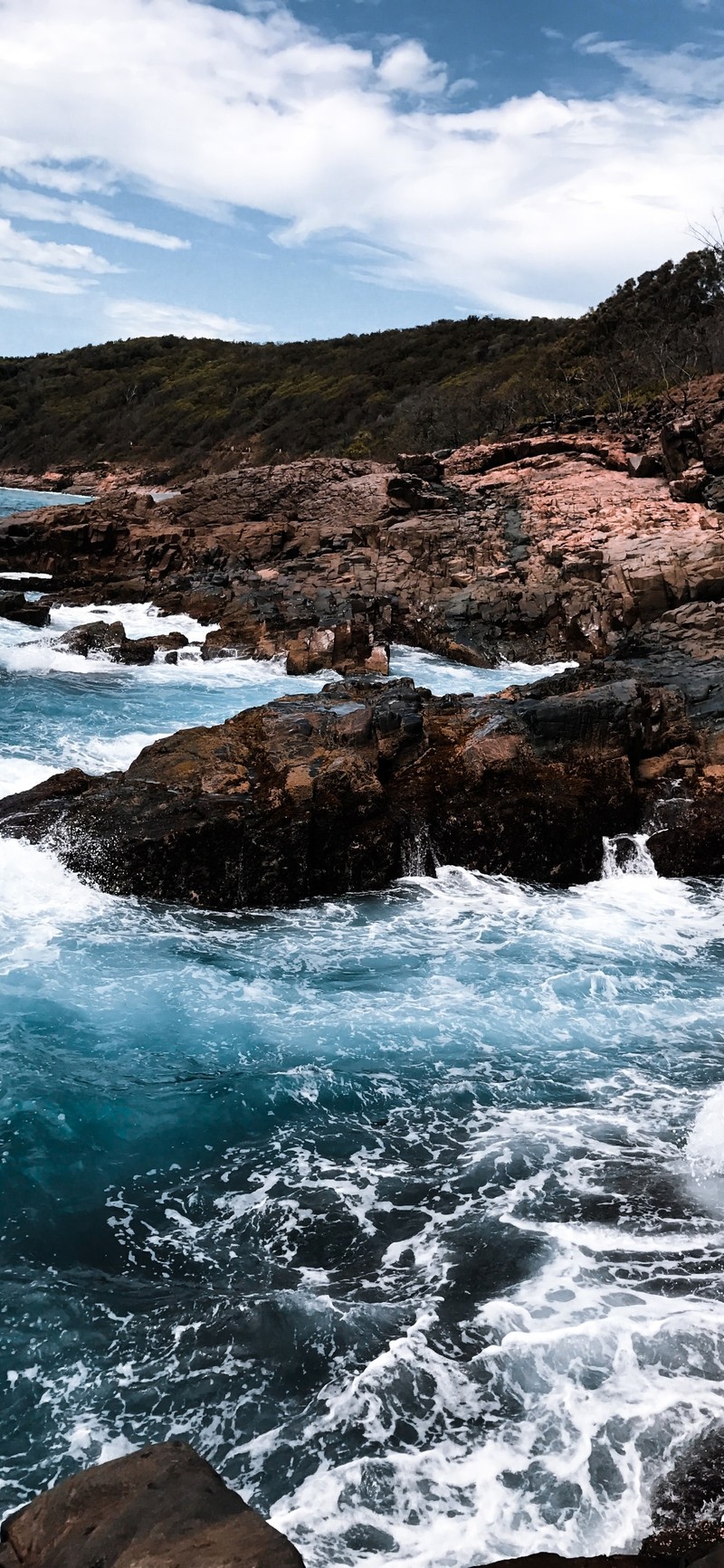 Мужчина стоит на скале у океана (море, берег, вода, облако, водные ресурсы)