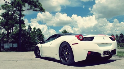 Elegante Ferrari 458 blanco bajo un cielo azul