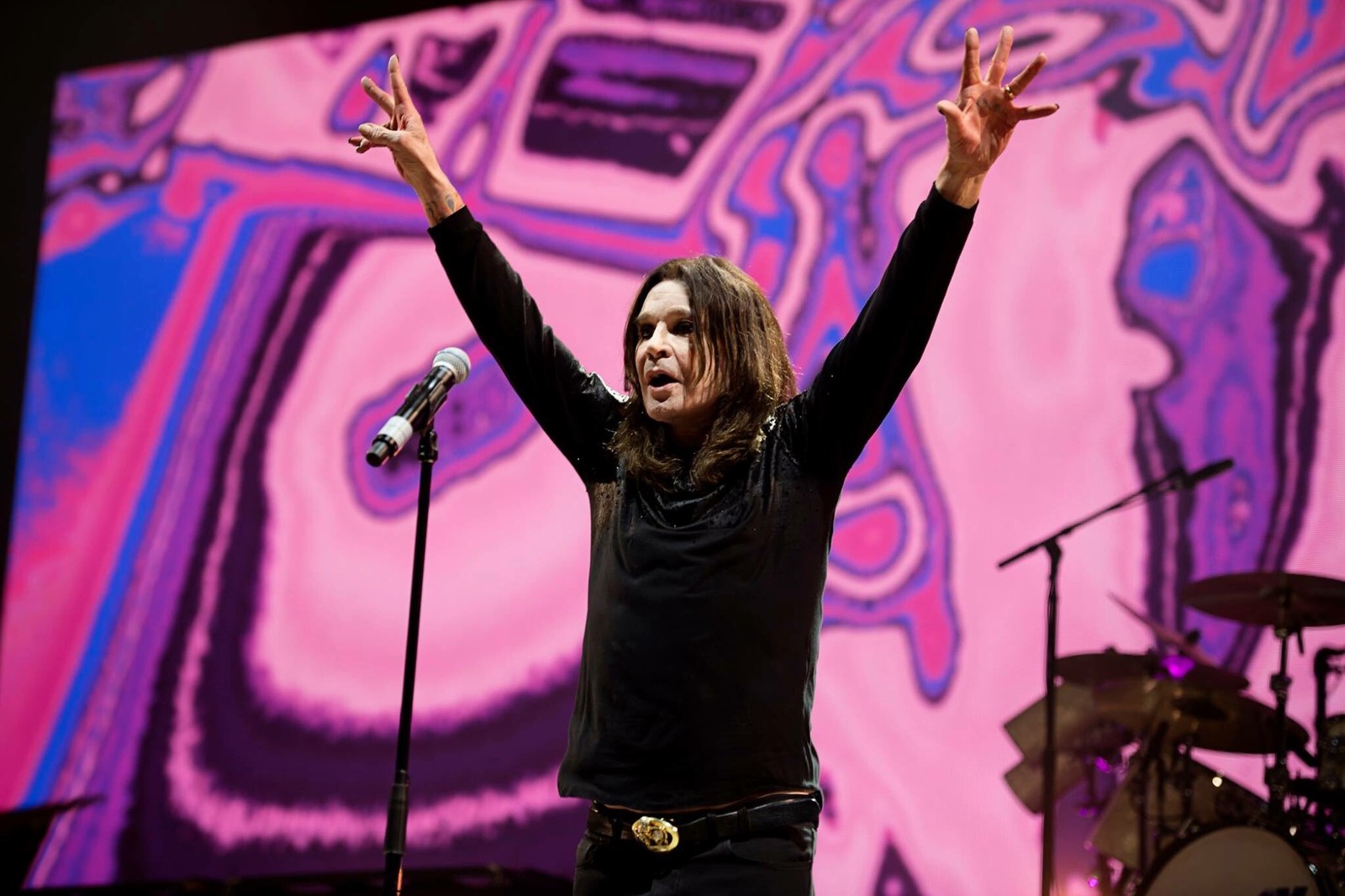 Una mujer con los brazos levantados en el escenario (artista musical, concierto, black sabbath, músico, arte escénico)