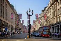 Belebte Stadtstraße, dekoriert mit Union Jack Fahnen