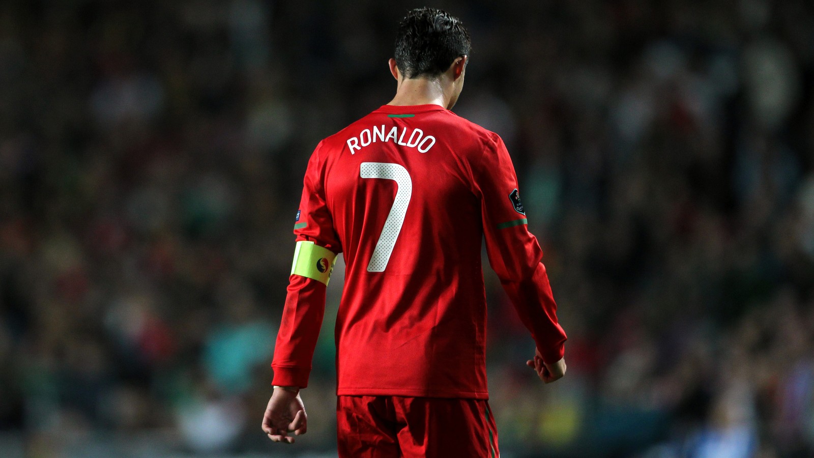 Ein arabischer fußballspieler in roter uniform steht auf dem feld mit menge (cristiano ronaldo, 5k, fußballspieler aus portugal, sport, 4k hintergrund)