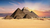 Pyramides égyptiennes majestueuses au coucher du soleil : une merveille scénique du monde ancien