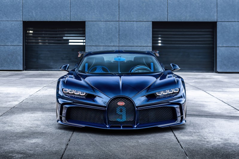 Крупный план синего автомобиля bugatti, припаркованного перед зданием (bugatti chiron pur sport vague de lumiè, гиперкары, 2022, 5k, машины)