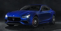 Элегантный синий спортивный седан Maserati