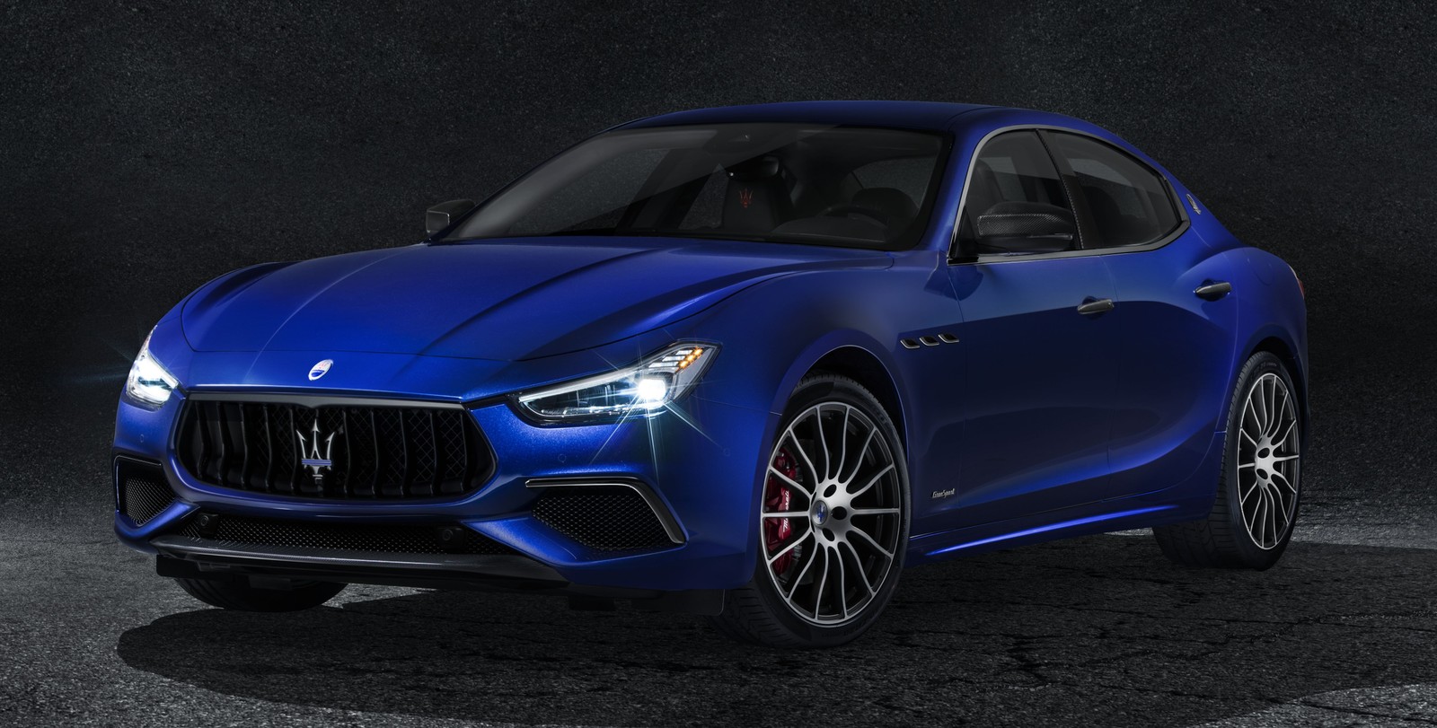 Masera - это роскошный спортивный автомобиль с элегантным дизайном (maserati, машина, спортивный автомобиль, седан, спортивная машина)