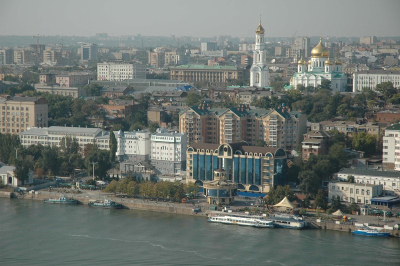 Арабский вид на город с рекой и большим зданием (городской пейзаж, город, городская территория, горизонт, метрополия)