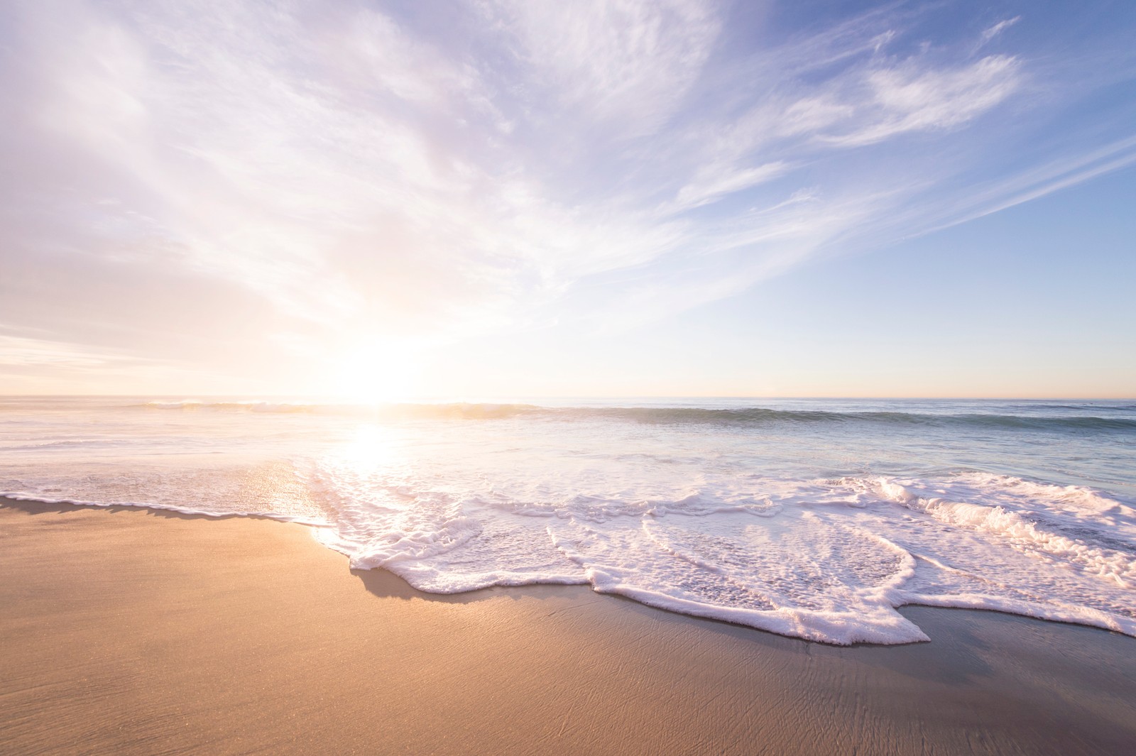 Arabische aussicht auf einen strand mit wellen und strahlender sonne (natur, schön, foto)