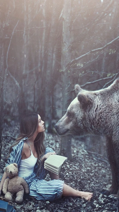 Una niña con un atuendo a rayas se sienta en el suelo del bosque, sosteniendo un libro y un oso de peluche, mientras se encuentra con un oso curioso.