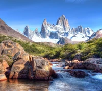 Montagnes majestueuses entourées de forêts luxuriantes et d'un ruisseau coulant