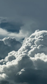 Majestätische Wolkenlandschaft unter einem dramatischen Himmel in HD