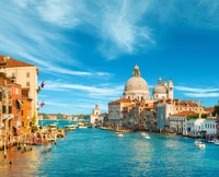 Sérénité vénitienne : une vue pittoresque du Grand Canal en Italie