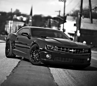 Elegante Chevrolet Camaro negro en una calle urbana