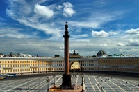 Vista do Palácio de Inverno e da Coluna de Alexandre na Praça Histórica