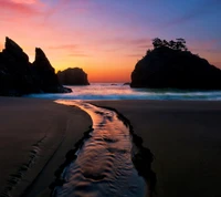 Coucher de soleil serein sur des formations rocheuses côtières avec un ruisseau doux