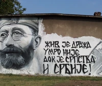 Wandgemälde von Draža Mihailović mit dem Satz "Živ je Draža, umro nije dok je srpstva i Srbije!" in Belgrad.