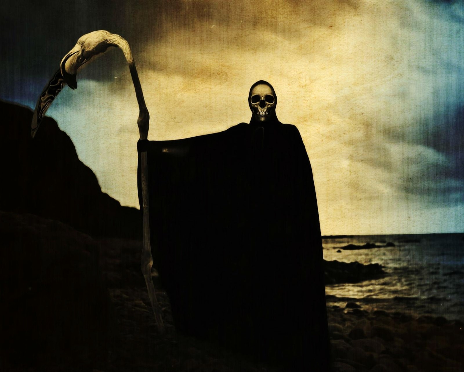 Un homme arabe en manteau noir tenant un flamant rose. (effrayant, sombre, ange noir, mort, horreur)