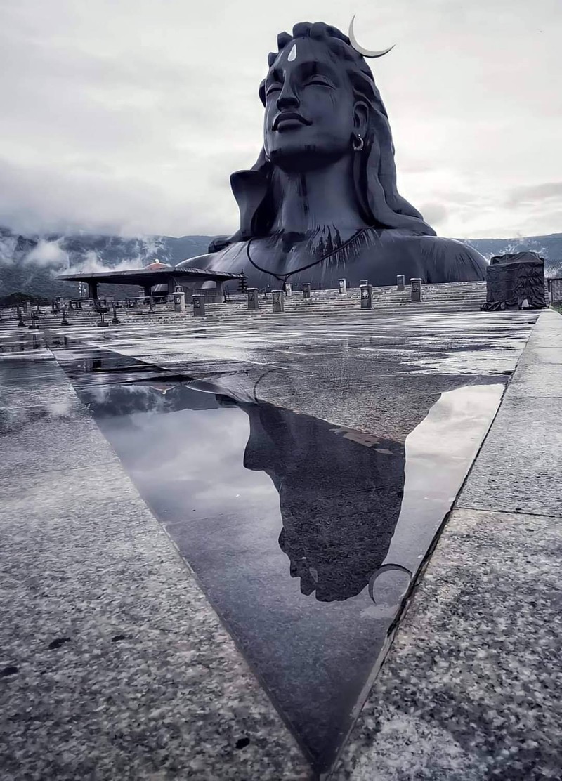 Статуя женщины с большой головой и большим лицом (ади йоги, шива, shiva)