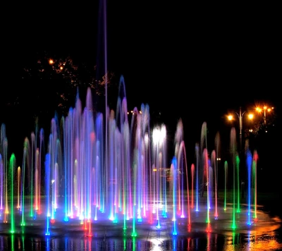 Espectáculo vibrante de fuentes de agua nocturnas con luces coloridas