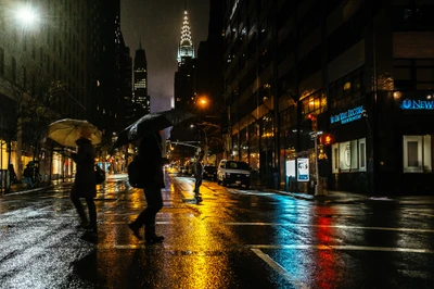 Noche lluviosa en la metrópoli urbana: reflexiones y sombras