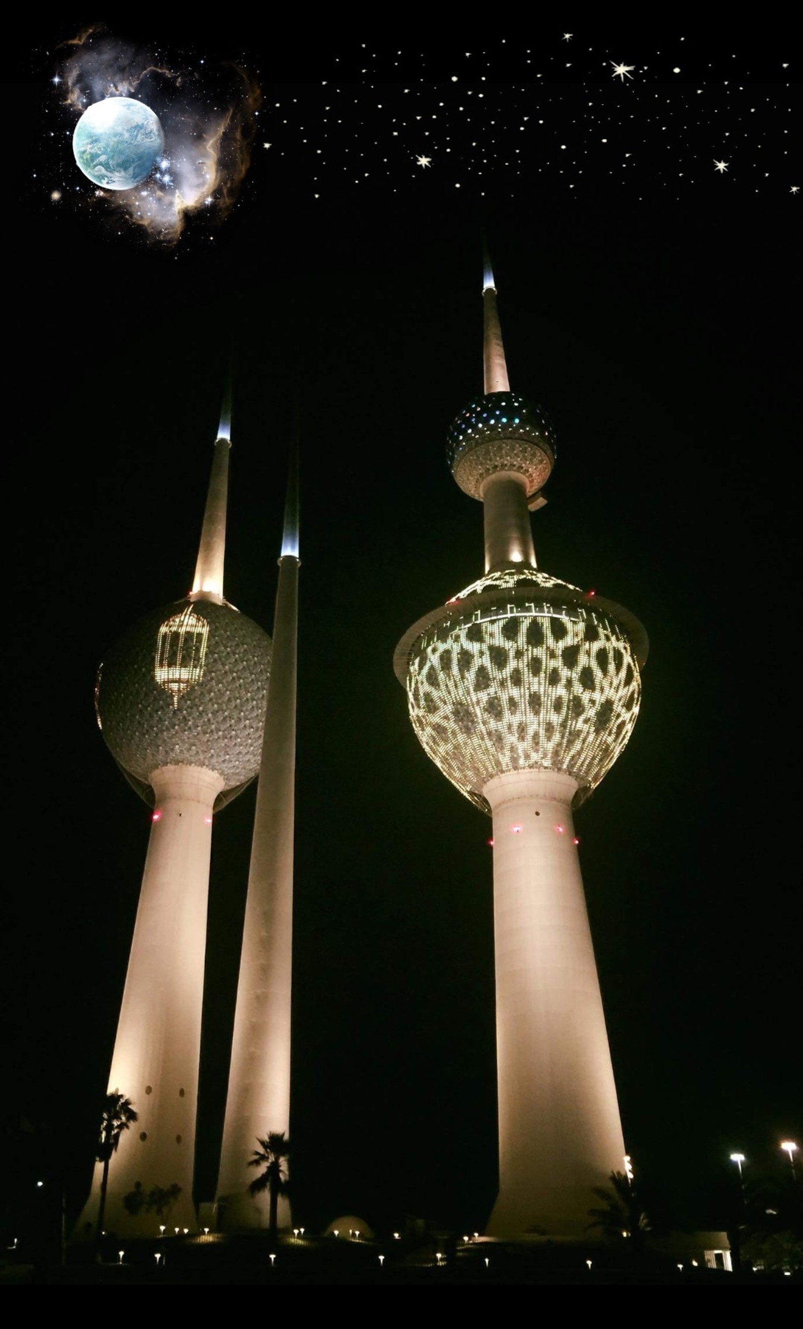 Luftaufnahme eines nachthimmels mit einem mond und einem gebäude (beautiful city, kuwait stadt)