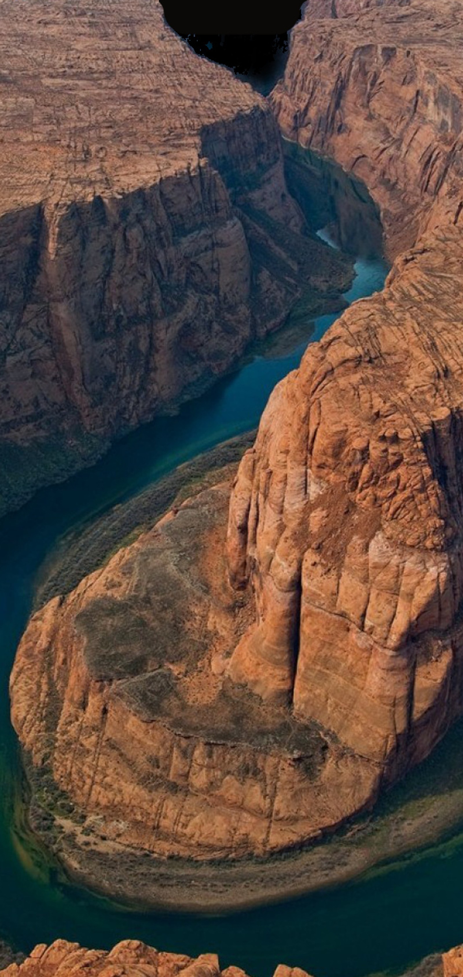 Uma vista aérea de um rio correndo através de um cânion no deserto (marrom, deserto, grand canyon, notch, oneplus)