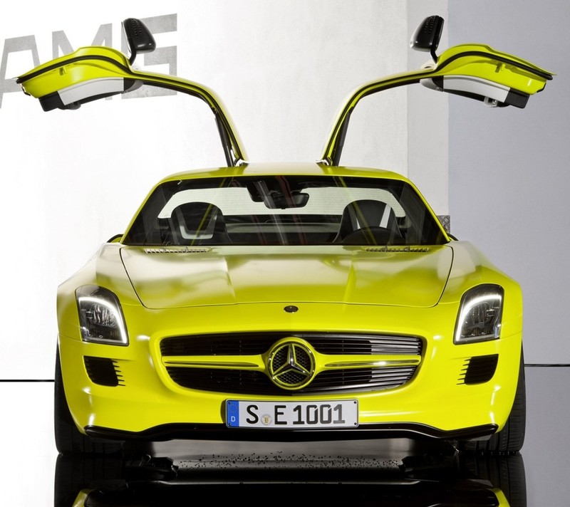 Крупный план желтого спортивного автомобиля mercedes sls amg (авто, машина, транспортные средства)