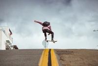 Skateur sautant dans le ciel sur une rue de la ville