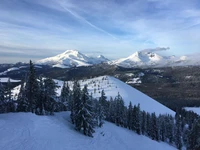 Schneebedeckte Gipfel des Mount Hood unter einem bewölkten Himmel