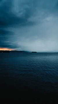 Dämmerung über ruhigen Gewässern mit unheilvollen Wolken