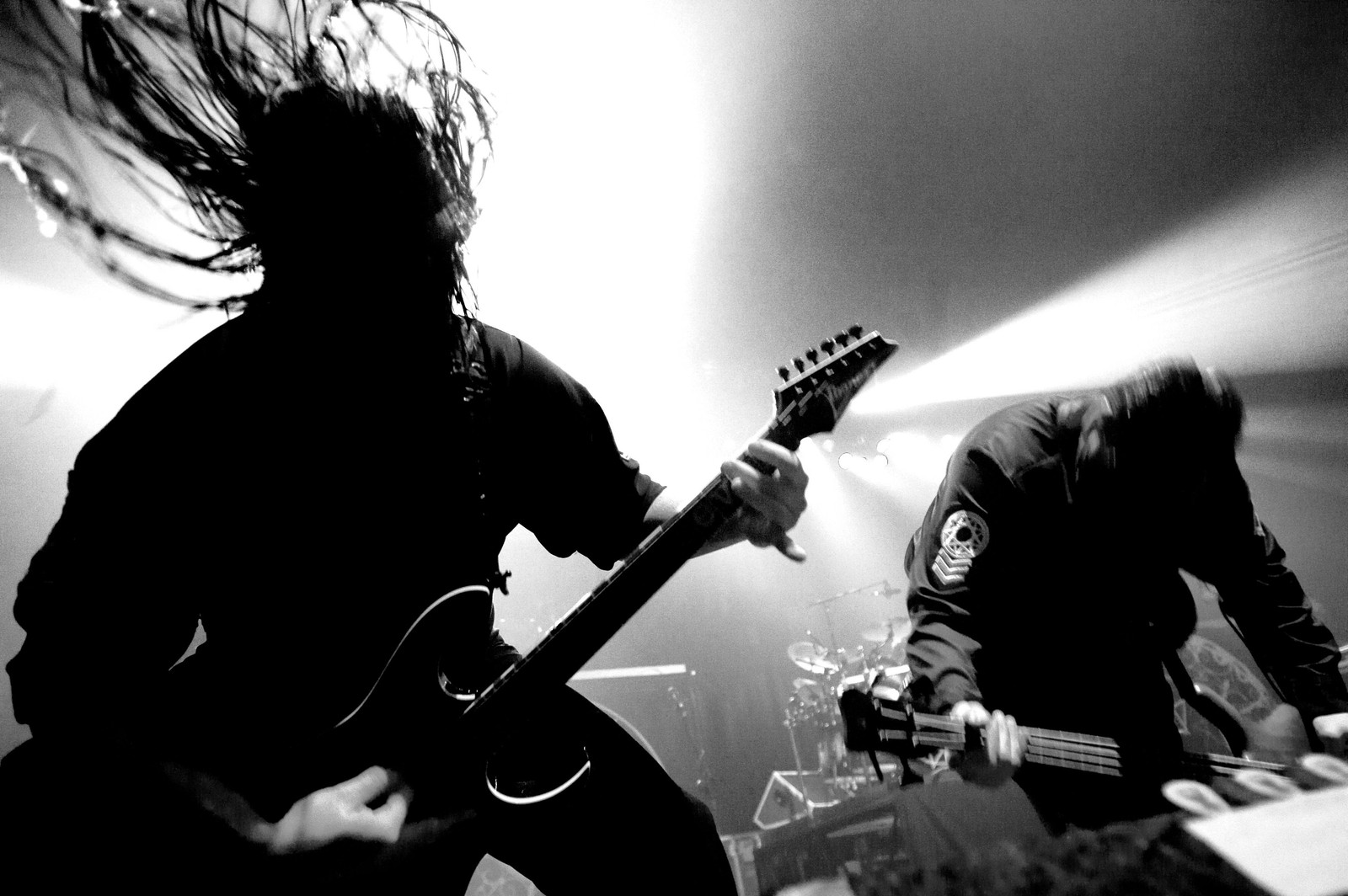 Guitarristas tocando música en el escenario con luces que caen (slipknot, heavy metal, nu metal, groove metal, músico)