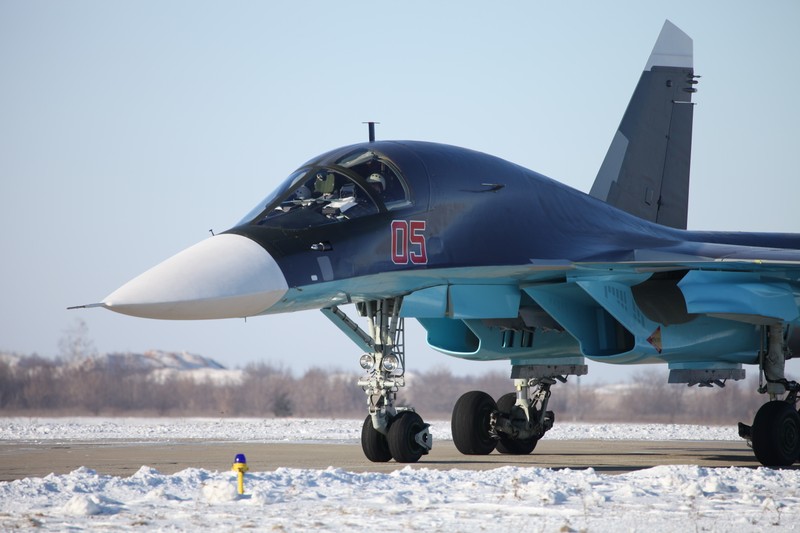 Самолет стоит на взлетно-посадочной полосе в снегу (сухой су 34, sukhoi su 34, военный самолёт, сухой, самолёт)