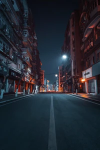 Paisaje urbano nocturno tranquilo con calle y edificios iluminados