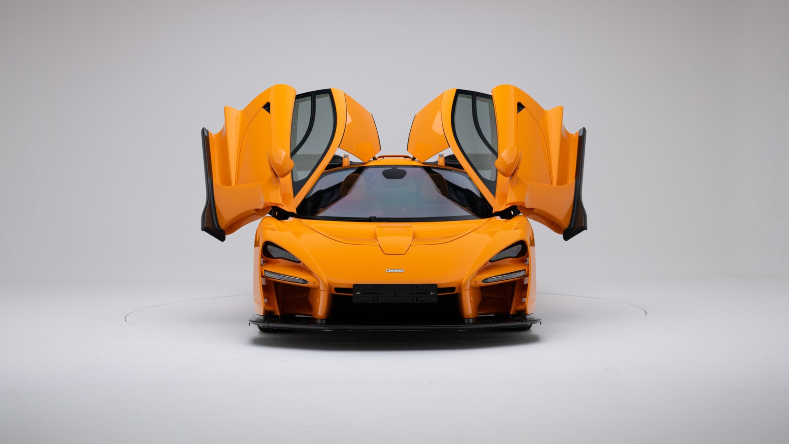 Um close-up de um carro esportivo laranja com as portas abertas (mclaren senna lm, 5k, carros esportivos, carros, papel de parede 4k)